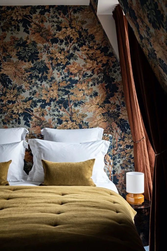 Chambre d’hôtel aux tons chauds